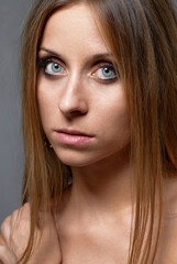 Obraz premium Portrait of a Young Woman With Natural Makeup and Intense Gaze..