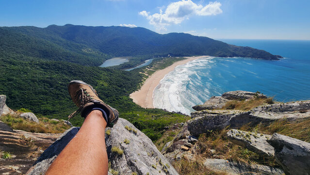 hombre en cima de morro de lagoinha del este, Florianopolis