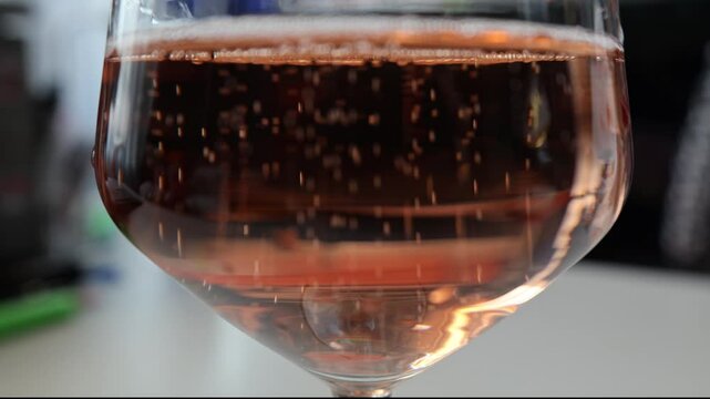 Wein mit Kohlens&auml;ure.