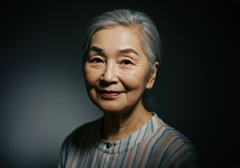 Fototapeta premium 遠くを見つめる笑顔のシニア女性
