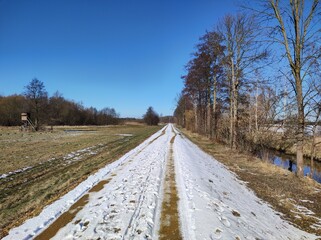 Obraz premium Biosphärenreservat Spreewald - Hochwasserschutzdeich