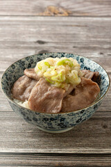 ねぎ塩タンの丼