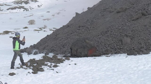 Etna, colata lavica avanza sulla neve