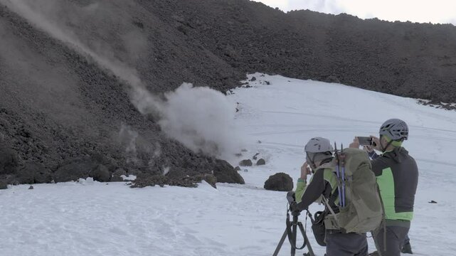Etna, colata lavica avanza sulla neve