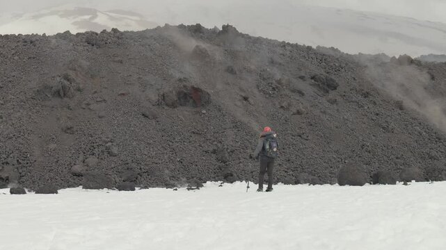 Etna, colata lavica avanza sulla neve