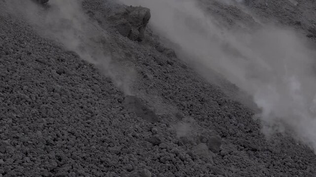 Etna, colata lavica avanza sulla neve