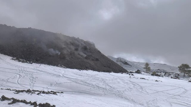 Etna, colata lavica avanza sulla neve