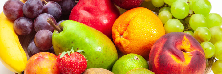  Viele verschiedene Sorten von frischem, gesunden und vitaminreichen Obst liegen zusammen