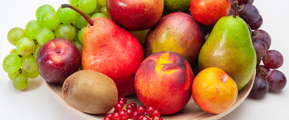  Viele verschiedene Sorten von frischem, gesunden und vitaminreichen Obst liegen zusammen