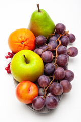  Viele verschiedene Sorten von frischem, gesunden und vitaminreichen Obst liegen zusammen