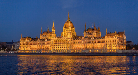 Fototapeta premium Budapest Parliament at Night with Reflections on the Danube River