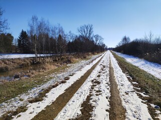 Hochwasserschutzdeich im Spreewald mit Schnee