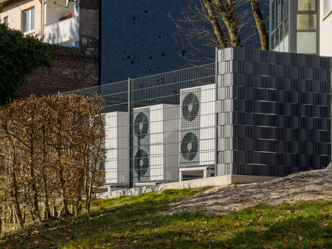 Drei W&auml;rmepumpen als Kaskade hinter einem Sichtschutz in Remscheid, Deutschland