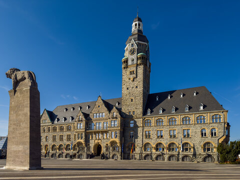 Das Rathaus in Remscheid mit dem  Denkmal des Bergischen L&ouml;wen