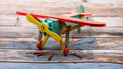 Avión hecho de madera en reparación con herramientas manuales