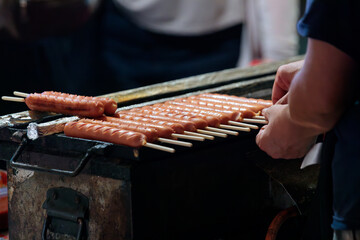 屋台のフランクフルトを焼いているところ