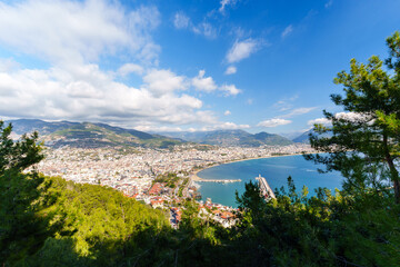 Obraz premium Beautiful Panoramic View of Alanya in Antalya, Turkey and Surrounding Hills Under a Clear Sky..