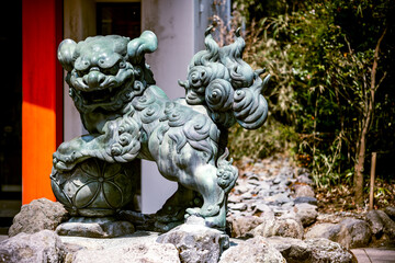 歴史と神秘が息づく狛犬、神社の静寂と荘厳な空気を感じて
