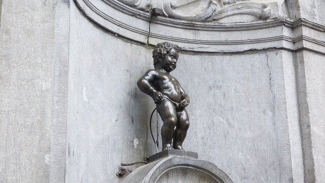 Manneken Pis (little pissing child) iconic statue in Brussels