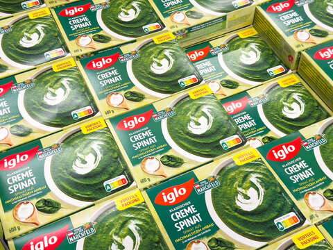 Frozen spinach packaging: iglo creme spinach boxes in grocery aisle