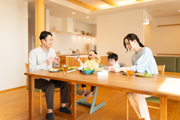 Obraz premium 四人家族の食卓