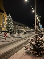 weihnachtlich geschmücktes kleines Städtchen