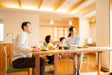Obraz premium 四人家族の食卓