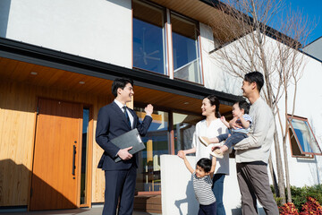 物件を紹介する不動産屋