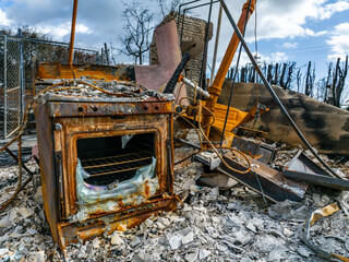 Fototapeta premium Burned kitchen oven amid the ruins of a home destroyed by the Eaton Fire in Altadena, California