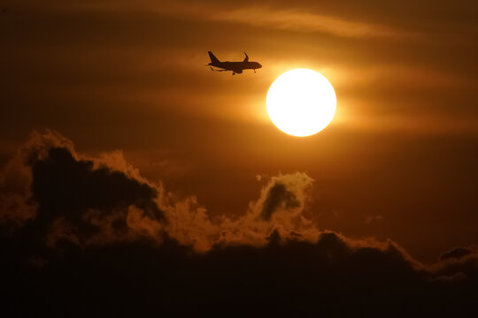 Avion al atardecer