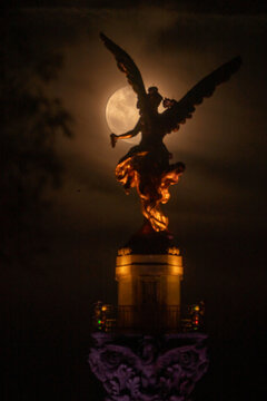 La luna y el Angel