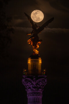 La luna y el Angel