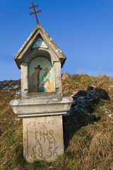 alter Bildstock aus Stein mit Gemälde