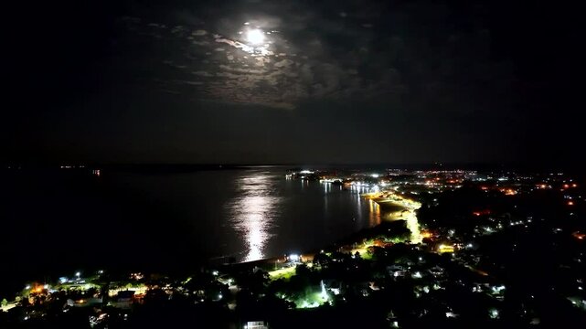Plano de dron en el Rio Parana de noche en Paso de la Patria, Corrientes