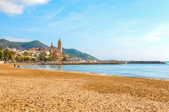 Fototapeta Sitges, a charming coastal town near Barcelona, features the iconic Església de Sant Bartomeu i Santa Tecla, scenic beaches, and a picturesque Mediterranean atmosphere.