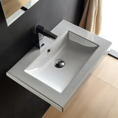 Fototapeta premium The bathroom showcases a contemporary white sink with clean lines, accompanied by a stylish black faucet. The setting is elegantly designed with a dark wall and wooden flooring
