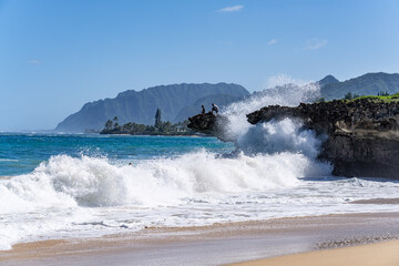 La'ie Beach Park / Pounder’s Beach，North Shore of Oahu, Hawaii. Pali Kiloi'a Sea Cliff / Eolianite