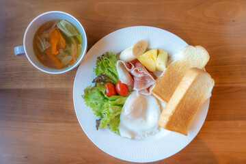 洋風モーニングプレート トーストと目玉焼きの朝食