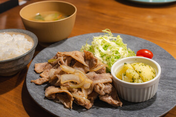 家庭で作る豚の生姜焼き定食とご飯と味噌汁