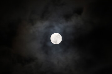 lune dans la nuit paysage