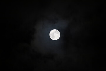 lune dans la nuit paysage