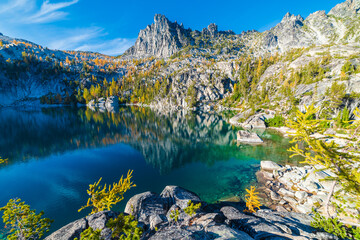 Obraz premium Pristine Wilderness Peaks Above Lake