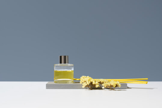 Glass aromatic diffuser with lemon and flower theme setting