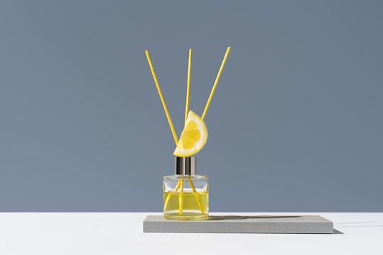 Glass aromatic diffuser with lemon and flower motif
