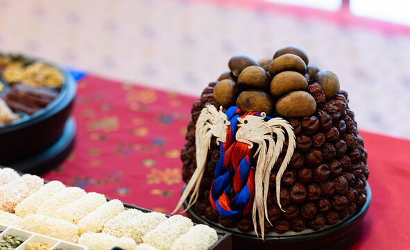 Pyebaek, traditional Korean wedding bowing ceremony
