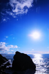 青空と光輝く冬の日本海