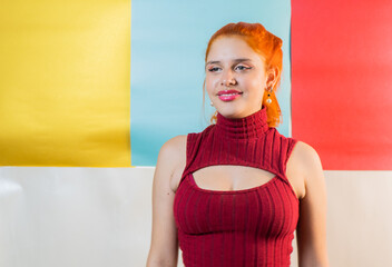 Mujer posando para cámara con expresiones diferentes a cámara en fondo llamativo 