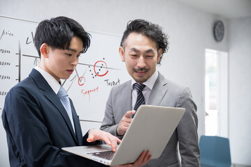 打ち合わせをするビジネスマン...