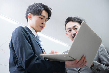 打ち合わせをするビジネスマン...