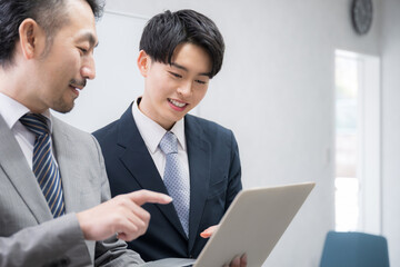 打ち合わせをするビジネスマン...